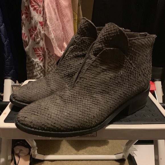 Boot - Picture 2 of 3